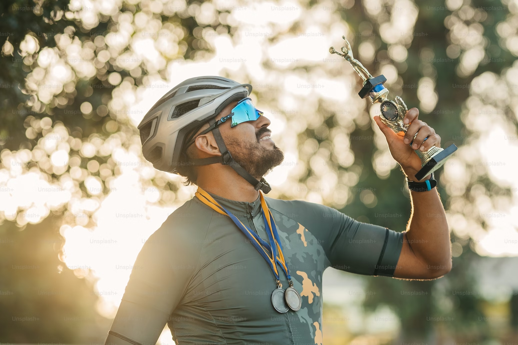 Cycliste portant une combinaison de cyclisme performante sur route de montagne